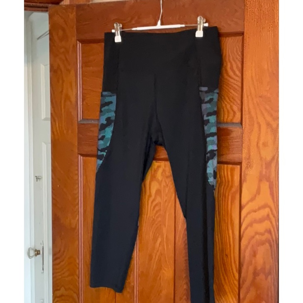 Black crop leggings with camo print pockets